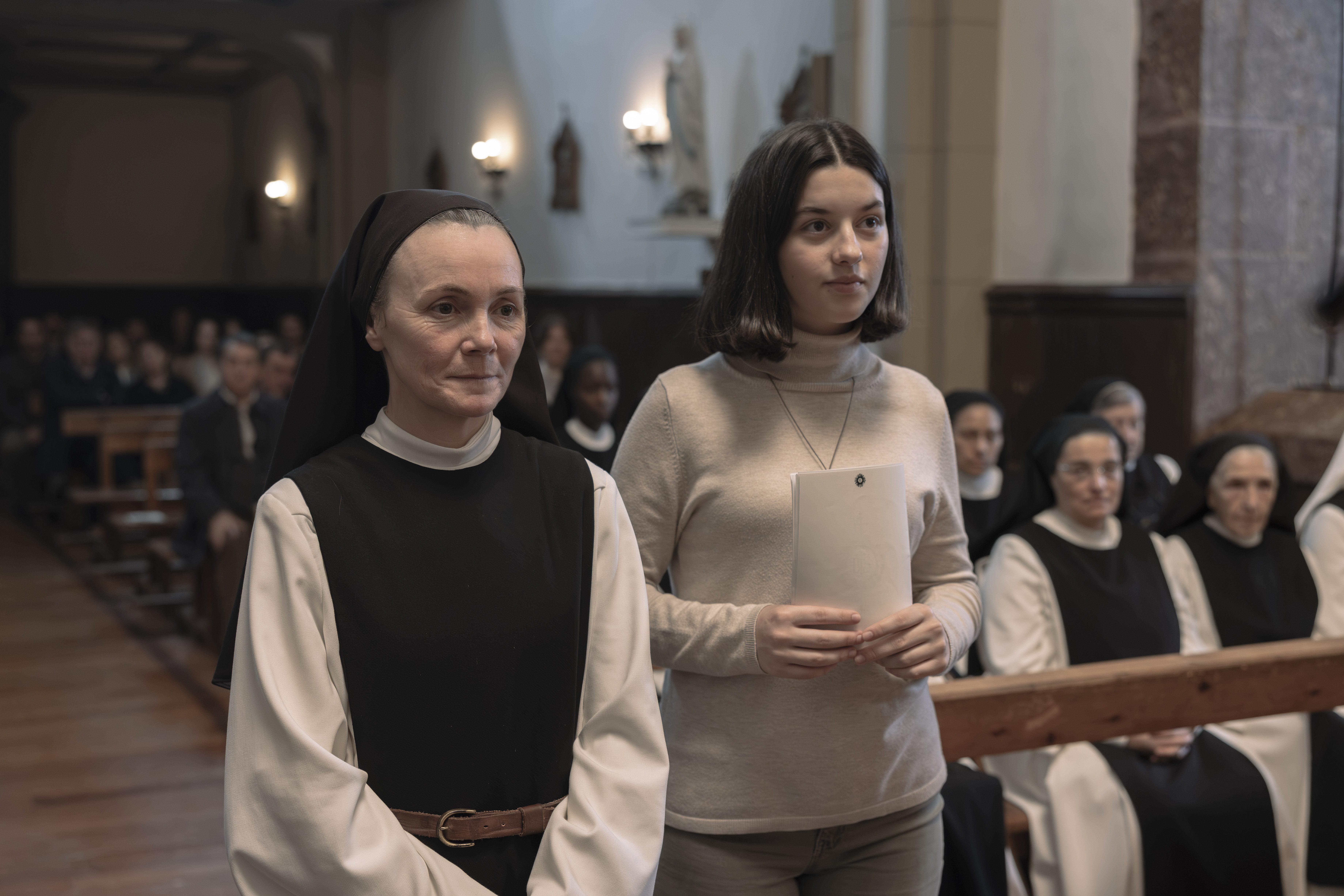 Ainara und die Mutter Oberin vorm Altar © 2025 - David Herranz
